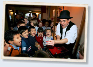 Flohzirkus Freddy: Anfeuern zum Sprung ins Wasserglas!